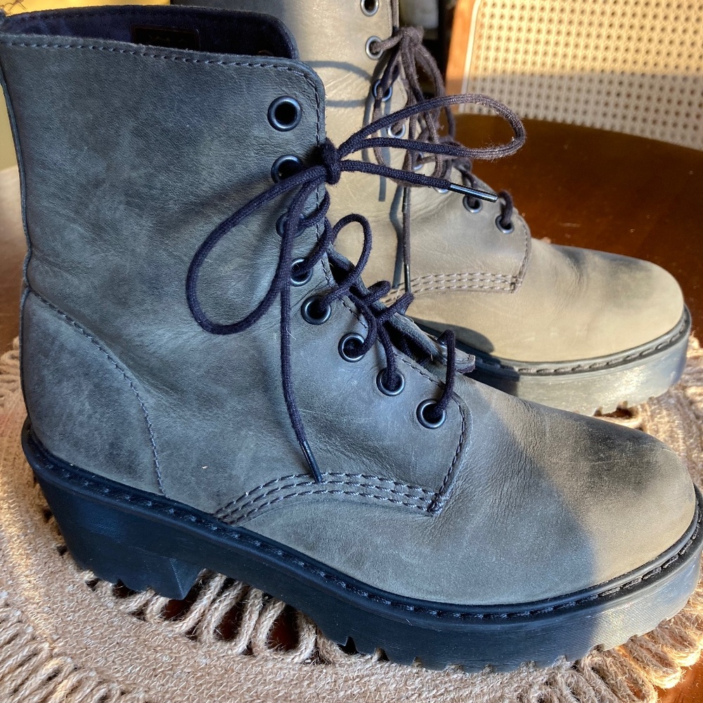 Dr. Martens olive green boots 38